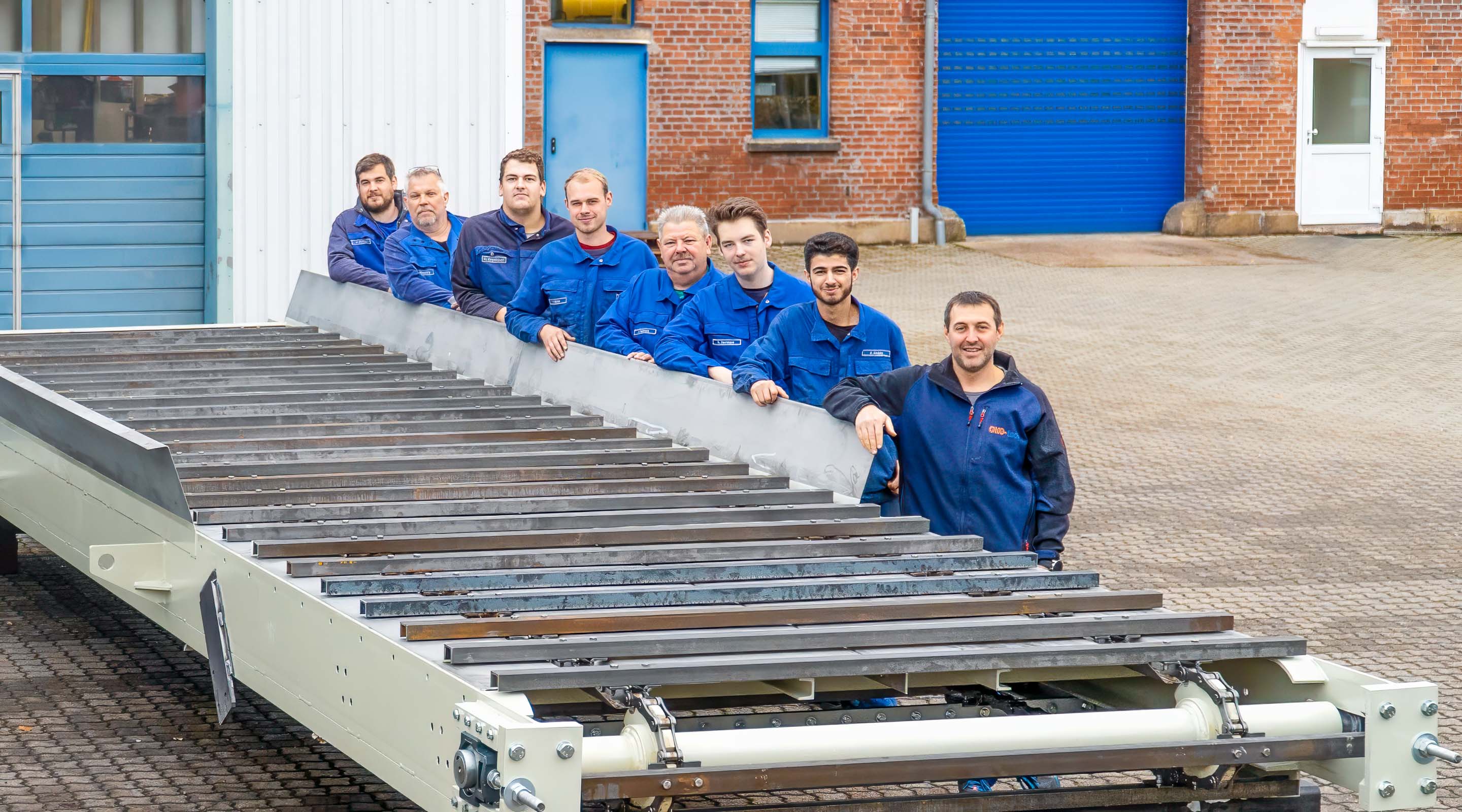 Mitarbeiter an neuer Förderanlage